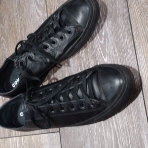 Converse mens black leather sneakers. Great condition. Size 10